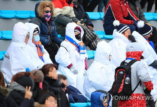 지난 11일 오후 2018평창동계올림픽 크로스컨트리 스키 남자 15km+15km 스키애슬론 경기가 열리는 평창 알펜시아 크로스컨트리 센터를 찾은 관중들이 갑자기 다시 찾아온 추위에 두꺼운 옷을 입고 경기를 관람하고 있다  <연합뉴스>